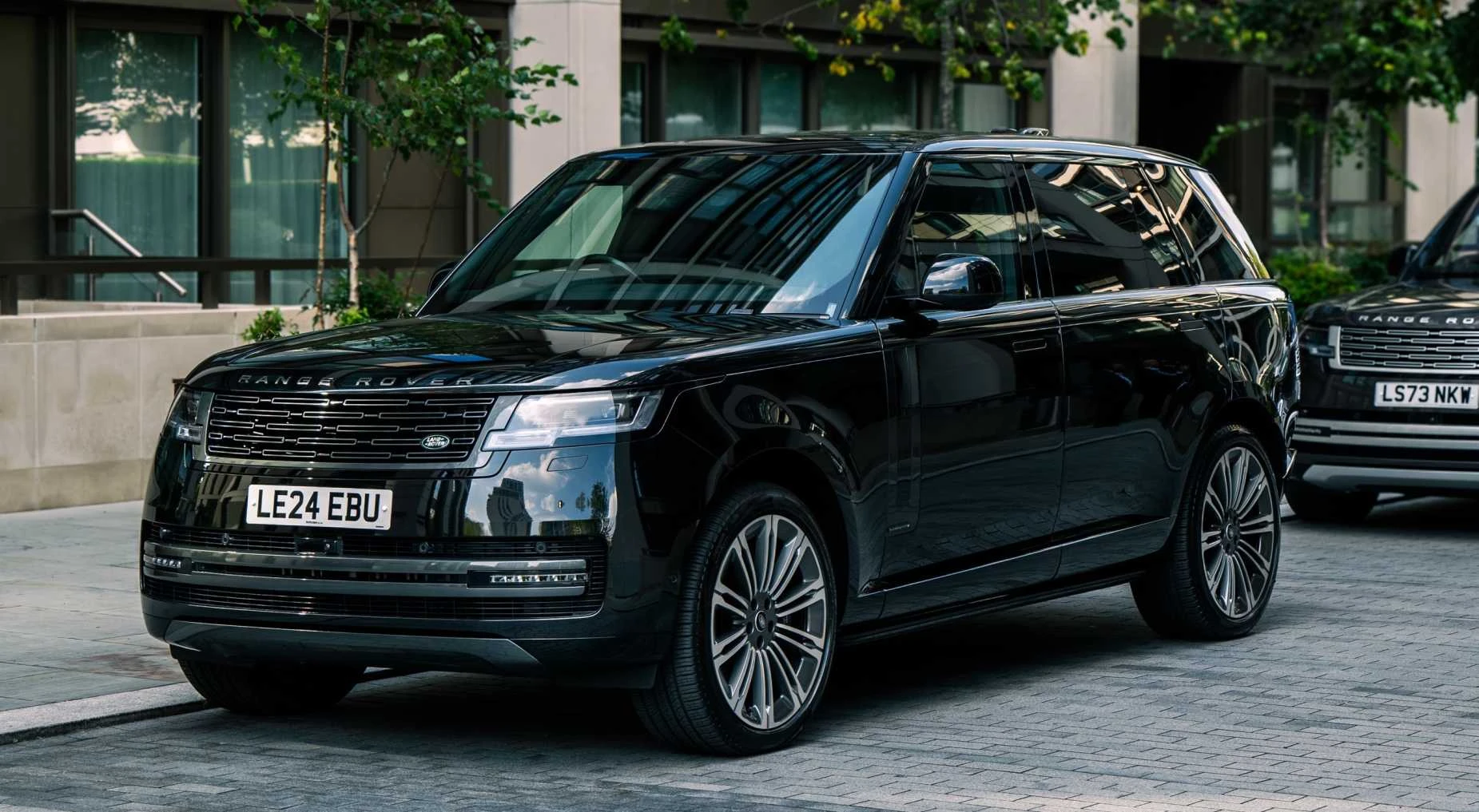 Range Rover for Hire in London: Comfort, Style, and Off Road Capability